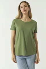 Remera verde militar de algodón, corte clásico, con cuello redondo y mangas cortas.