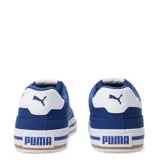 Championes urbanos Puma modelo Court Classic Vulc de corte bajo, color azul con la franja característica de la marca en blanco. Cuentan con capellada textil, cierre de cordones al tono y suela de goma blanca vulcanizada con detalles de líneas en azul y marrón.