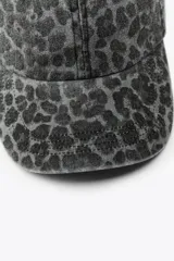 Gorra de sarga con estampado animal en tonos grises.