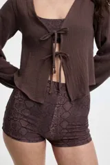 Short de tiro alto color marrón con estampado de piel de serpiente.