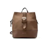Mochila cartera de cuero sintético color marrón con cierre de solapa con hebilla metálica.