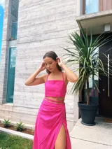 Crop top fucsia con tiras extra largas para cruzar.