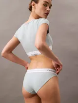 Conjunto Calvin Klein Modern Cotton color celeste, compuesto por un top de manga corta con banda elástica con logo y una bombacha clásica con cintura elástica con logo.