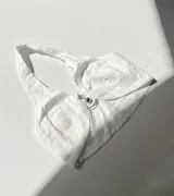 Top blanco de lino con escote halter y espalda descubierta. Se ata al cuello y a la espalda con tiras finas.