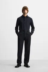 Camisa azul marino slim fit de manga larga con cuello italiano abierto y cierre frontal con botones.