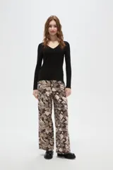 Remera manga larga de viscosa color blanco, ajustada al cuerpo y con cuello en V.