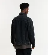 Campera de jean para hombre, de corte regular, con efecto desteñido, cuello inglés, manga larga, abotonada en el frente y bolsillos con solapa en el pecho.