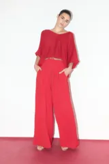 Pantalón palazzo rojo con pinzas, corte amplio y bolsillos laterales.