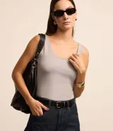 Musculosa azul marino de poliamida con escote en U y breteles anchos.