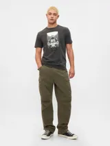 Remera gris oscuro de manga corta con estampa frontal de un personaje de Star Wars y el logo de Gap.