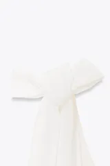 Top marrón con escote en pico y tirantes con detalle de lazos.