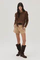 Sweater marrón de tejido de lurex con mezcla de puntos y flecos en el frente. Cuenta con escote abierto en la espalda y lazo.