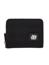 Monedero negro con cierre de cremallera y logo de la marca en blanco.