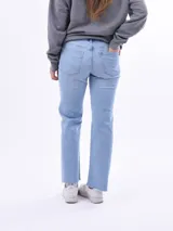 Pantalón de jean celeste, corte recto y tiro alto.