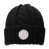 Gorro de lana color verde grisáceo con diseño de punto trenzado y parche circular con logo de la marca.