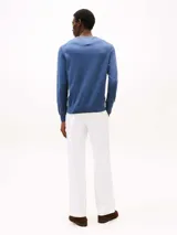 Sweater azul de algodón con cuello en V y logo bordado en el pecho.