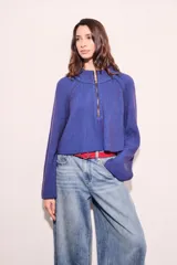 Sweater azul de tejido de punto acanalado, con cuello polo y cierre frontal parcial.