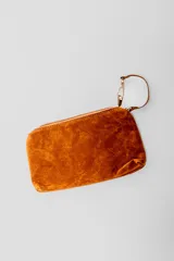 Bolso negro de gamuza con flecos y monedero con cierre.