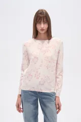 Sweater de manga larga con cuello redondo y estampado animal print abstracto en tonos blanco y marrón/malva.