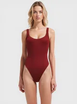 Body de algodón color bordó, al cuerpo, con breteles anchos y escote cuadrado.