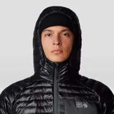 Campera negra con capucha, acolchada con poliéster reciclado. Tiene cierre frontal, bolsillo en el pecho con cierre, dos bolsillos laterales con cierre, puños elásticos y dobladillo ajustable. Se puede guardar en su propio bolsillo.