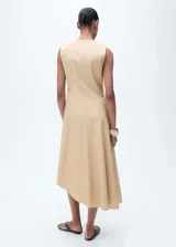 Vestido midi color beige, sin mangas, con cuello redondo y corte evasé.