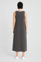 Vestido midi gris de algodón, con breteles anchos y cuello redondo.