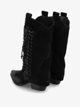 Bota de caña media color negro, confeccionada en gamuza, con diseño de cordones frontales que recorren gran parte de la caña. Posee taco bajo y punta cuadrada.