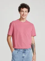 Camiseta marrón de corte recto y mangas cortas.