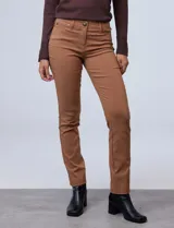 Pantalón de gabardina elastizada color marrón claro, marca Zac & Rachel, corte slim, con pretina con pasadores, botón y cierre. Delantera con tres bolsillos y trasera con bolsillos ojal.