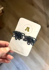 Aros colgantes con forma de abanico, hechos con pequeñas cuentas negras.