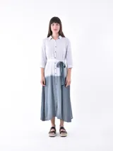 Vestido camisero largo celeste con efecto degradado en azul, mangas 3/4 y lazo en la cintura.