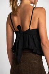 Blusa negra de algodón con breteles finos, escote en V con detalle de encaje y volado en el ruedo.