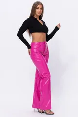 Pantalón de cuero ecológico color fucsia, con cierre y botón metálico, bolsillos laterales y detalle de estrella en la parte trasera.