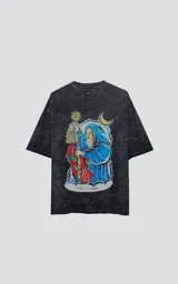 Remera negra con efecto nevado, de manga corta y cuello redondo, con estampado en la espalda de la carta del tarot 'El Ermitaño'.