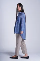 Camisa manga 3/4 color lila con textura arrugada, cuello clásico y dos bolsillos frontales.