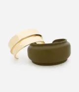 Kit de dos brazaletes rígidos con abertura, uno de metal dorado y otro forrado en cuero sintético color verde oliva.