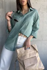 Camisa verde agua con detalles de encaje en el frente y mangas 3/4. Corte holgado y cuello clásico.
