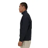 Campera deportiva New Balance color negro, con cierre frontal, cuello alto y logo estampado en el pecho. Confeccionada en tejido resistente al agua y que absorbe la humedad.