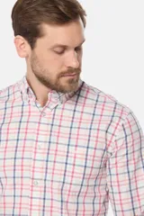 Camisa de manga larga a cuadros celestes, azules, amarillos y naranjas, con fit regular y logo bordado.