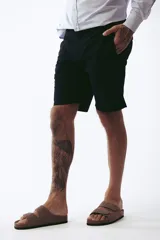 Bermuda de gabardina color marrón con bolsillos laterales y traseros.