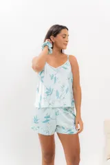 Pijama de seda estampada, compuesto por musculosa con escote en V y espalda recta, y short con elástico en la cintura. Puede incluir detalle de puntilla en el escote.