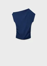 Top blanco de manga corta con cuello asimétrico, diseño entallado y cintura drapeada.