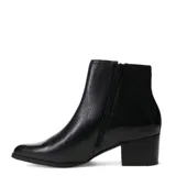 Bota de caña baja marca Bottero, confeccionada en cuero negro con textura granulada. Presenta un diseño tipo chelsea con paneles elásticos laterales, puntera fina y taco cuadrado de altura media.