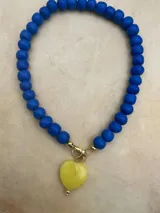 Collar de cuentas de colores con dije de corazón.