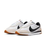 Championes Nike Pacific de mujer, color blanco con detalles en negro y suela color caramelo.