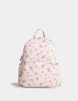 Mochila de cuerina color crudo con estampado de mariposas violetas, correas regulables, manija superior, acceso con cierre superior, bolsillo frontal con cierre y bolsillos laterales.