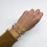 Set de tres pulseras elásticas con hilo dorado y piedras naturales de aguamarina, cuarzo rosa, amatista y piedra de la luna.