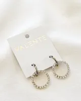 Par de aros argolla plateados con incrustaciones de strass. Marca Valente.
