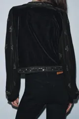 Pantalón de jean azul oscuro, de tiro bajo, corte slim fit y bootcut. Con cinco bolsillos y cierre frontal con cremallera y botón.